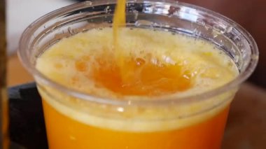 Canlı renklerin ve taze meyve suyunun tadını çıkarın..