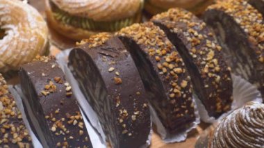 Çerezli çikolataların cazip gösterisi müşterileri bekliyor..