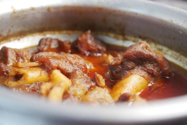 Yumuşak et parçaları, lezzetli aromalar saçan zengin bir sosta kaynıyor..