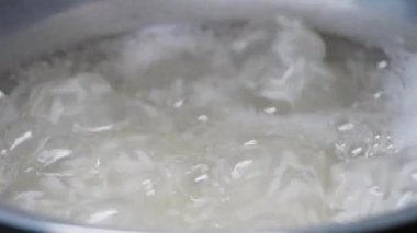 Evde pilav pişirmek için kaynar su hazırlığı.