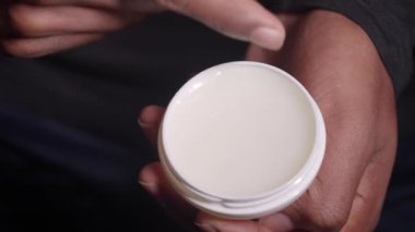 Yağ jölesi kullanarak insan elini kapat. .