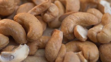 Canlı bir dükkânda ustalıkla kızartılan kaju fıstıklarını izle..