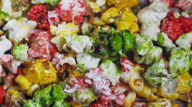 Parlak renkli patlamış mısır karışımı bir kutlama etkinliğinde cazip bir şekilde duruyor..