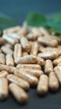 Bu kapsüller iyileşmek için doğal bitkilerle doludur..