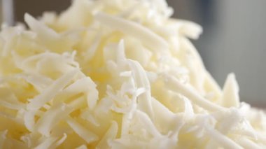 Evde tariflerde ve yemeklerde lezzet geliştirmek için peynir öğütüyorum..