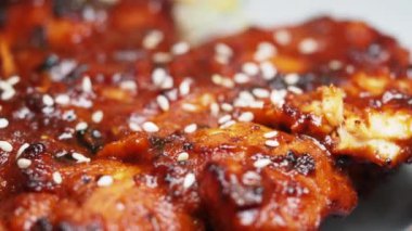 Güneşli bir etkinlikte susamlı tavuğun tadını çıkarın..