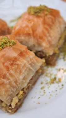Sıcak bir alanda gevrek katmanlı ve fındıklı taze yapılmış baklava..