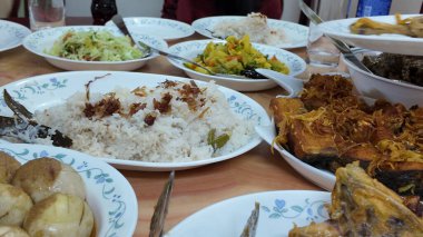 Aile arasında pirinç ve sebze de dahil olmak üzere çeşitli yemekler paylaşılmaktadır..