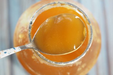 Ev yapımı kahve kabın içinde masanın üstünde.