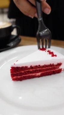 Lezzetli bir kırmızı kadife kekin tadını çıkarıyorum..