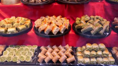 Bugün canlı bir yerel dükkanda sergilenen bir dizi tatlı pastayı keşfedin..