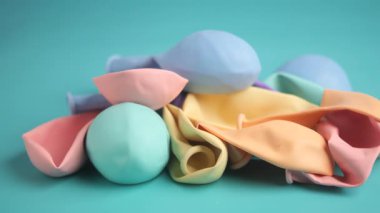 Değişik şekil ve renklerde canlı balon koleksiyonu etrafa saçılmış..