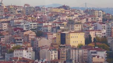 İstanbul 'un dağlık bir bölgesinde renkli konut binaları kurulmuş durumda.