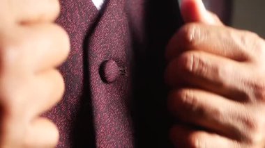 Etkinlikten önce iyi tasarlanmış bir takım elbisenin yakın plan çekimi..