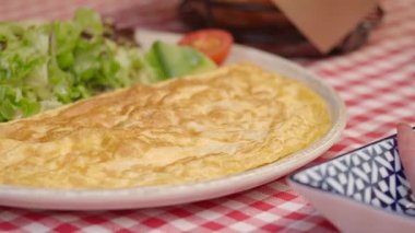 Yerel bir kafede taze salatayla lezzetli bir omletin tadını çıkarıyorum.,