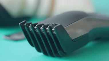 Uzman berber, bir müşterinin saç kesimi için kırpıcı kullanır..