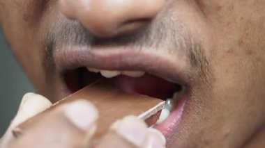 Bir insan sosyalleşirken lezzetli bir çikolata ikram eder..