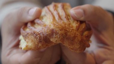 Ellerinde taze pişmiş hamur işi dokusunda lezzet.