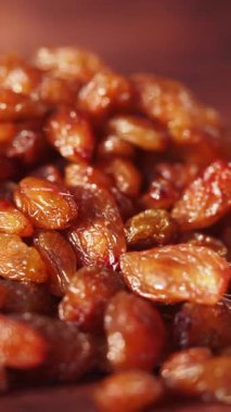 Masadaki altın üzümlere yakın çekim .