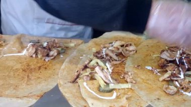 Yoğun bir sokakta hazırlanmış tavuk ve sebzelerle dolu lezzetli paketler..