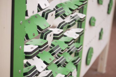 Yeşil ve beyaz ambarlı tırmanma duvarı tırmanış meraklılarını davet ediyor.