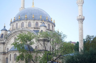 Görkemli cami, kentteki açık mavi gökyüzüne gururla karşı duruyor..