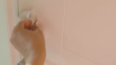 Kullanıcı kapı kolu için etkili temizlik teknikleri gösterir.