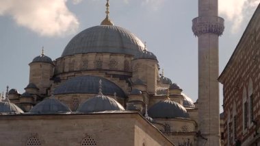 Gündüz İstanbul 'da ikonik bir caminin ayrıntılı detaylarını araştır.