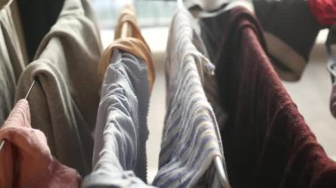 Kıyafetler, öğleden sonra evde kuruması için bir ipe tutunur..