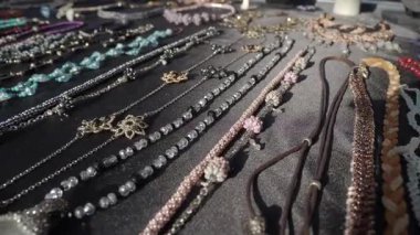 Bir pazar masasında çok güzel sergilenen el yapımı mücevherler..