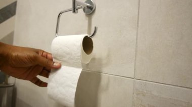 Tuvalet kağıdının nasıl etkili bir şekilde değiştirileceğinin gösterimi..