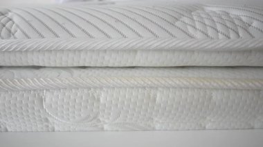 Lüks bir yatak takımının konforunu keşfedin..