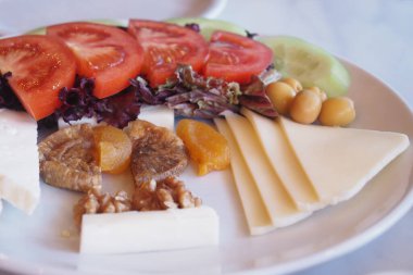 Atıştırmalık olarak rengarenk sebze ve peynir seçimi..