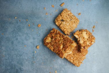 Üç gevrek gevrek çubuk mavi bir yüzeye dağılmış..