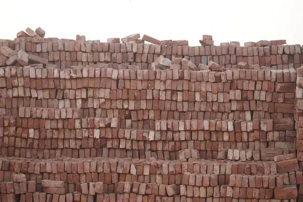 İşçiler yaklaşan inşaat projeleri için bir tuğla stoğu hazırlıyorlar..