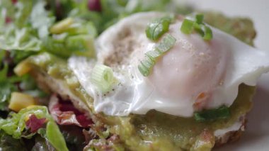 Kavrulmuş yumurta ve salatalı avokado tostu.. 