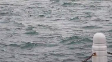 Gün doğarken rıhtımın yanında sessizce akan sular..