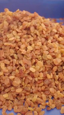 Piyasada sergilenen altın üzümlerin canlı dokularını keşfedin..