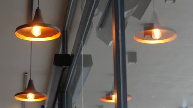 Ilık ışıklandırma çağdaş oda tasarımının atmosferini arttırır..