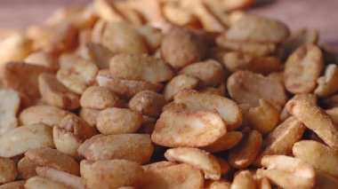 Dikkatle ve titizlikle hazırlanmış çeşitli gevrek atıştırmalıkları izleyin..