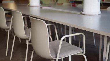 Uzun masa ve şık sandalyelerin yer aldığı modern toplantı alanı