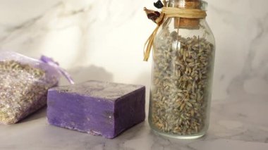 Kurutulmuş lavanta, lavanta sabununun yanında cam bir kapta sergilenir..