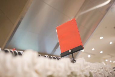 Canlı bir kırmızı kart alışveriş ortamında dikkat çeker..