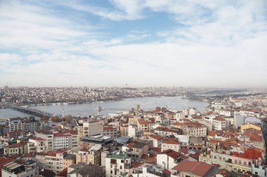 İstanbullar 'ın şehir manzarasını, binaları ve su yolunu süpürüyor.