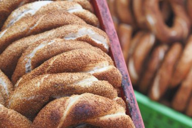 Susam tohumlu taze simit ruloları canlı sepetlerde istiflenir..