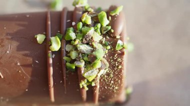 Lezzetli bir çikolata ziyafeti ve ezilmiş fındıklı.