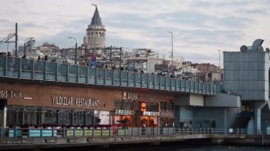 Gün batımı, Galata Köprüsü 'nü hareketli bir hareketle aydınlatıyor..