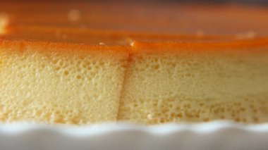 Lezzetli bir karamelli pudingin yakın çekimi.. 