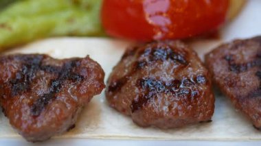 Tabakta sebzeli ızgara kofta. ,