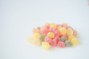 Yüzeyde bir araya getirilmiş çeşitli renkte jelibon şekerler..